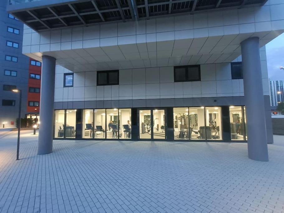 Snuggle Inn - Riverside Apartments - Views Over Looking London River Thames, Close To O2 Arena, London Excel, London City Airport, Thames Clipper- River Boat Service, Woolwich Ferry, Onsite Parking, Twin Room Option Available Exterior foto