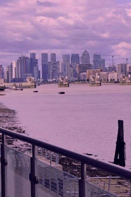 Snuggle Inn - Riverside Apartments - Views Over Looking London River Thames, Close To O2 Arena, London Excel, London City Airport, Thames Clipper- River Boat Service, Woolwich Ferry, Onsite Parking, Twin Room Option Available Exterior foto