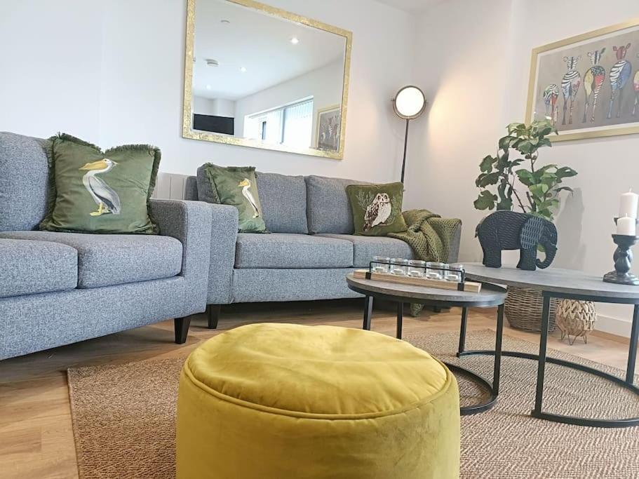 Snuggle Inn - Riverside Apartments - Views Over Looking London River Thames, Close To O2 Arena, London Excel, London City Airport, Thames Clipper- River Boat Service, Woolwich Ferry, Onsite Parking, Twin Room Option Available Exterior foto