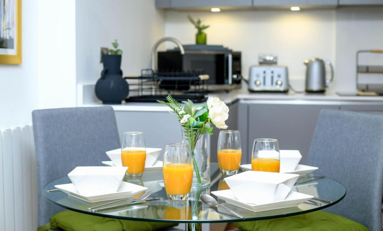 Snuggle Inn - Riverside Apartments - Views Over Looking London River Thames, Close To O2 Arena, London Excel, London City Airport, Thames Clipper- River Boat Service, Woolwich Ferry, Onsite Parking, Twin Room Option Available Exterior foto