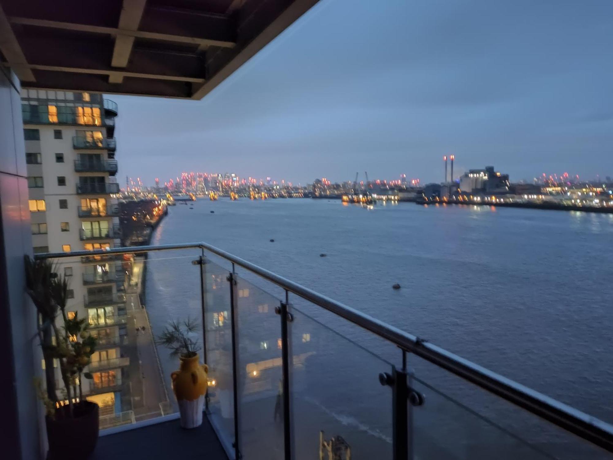 Snuggle Inn - Riverside Apartments - Views Over Looking London River Thames, Close To O2 Arena, London Excel, London City Airport, Thames Clipper- River Boat Service, Woolwich Ferry, Onsite Parking, Twin Room Option Available Exterior foto