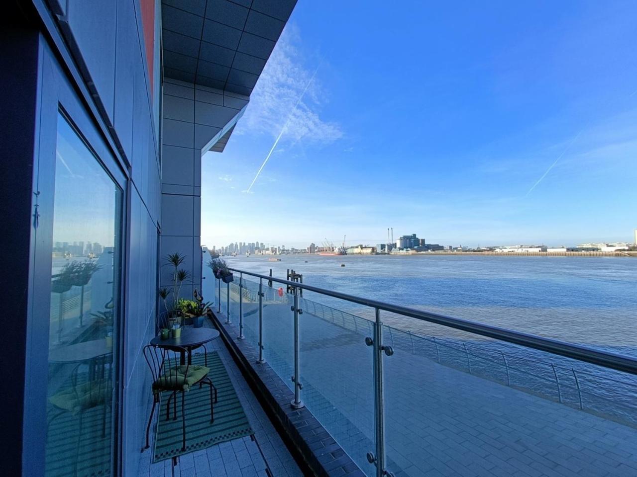 Snuggle Inn - Riverside Apartments - Views Over Looking London River Thames, Close To O2 Arena, London Excel, London City Airport, Thames Clipper- River Boat Service, Woolwich Ferry, Onsite Parking, Twin Room Option Available Exterior foto